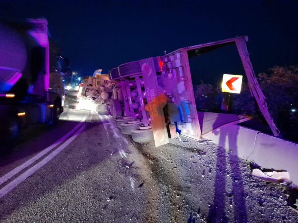 Un camion încărcat cu deșeuri s-a rasturnat la Colonești