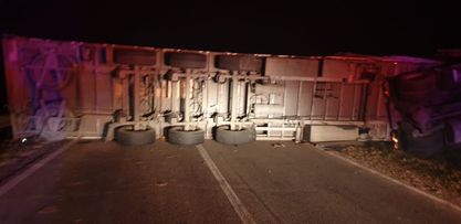 Tir răsturnat pe un drum din județ