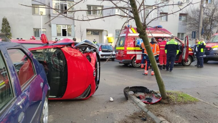 Un bărbat a rămas blocat în mașină în urma unui accident rutier