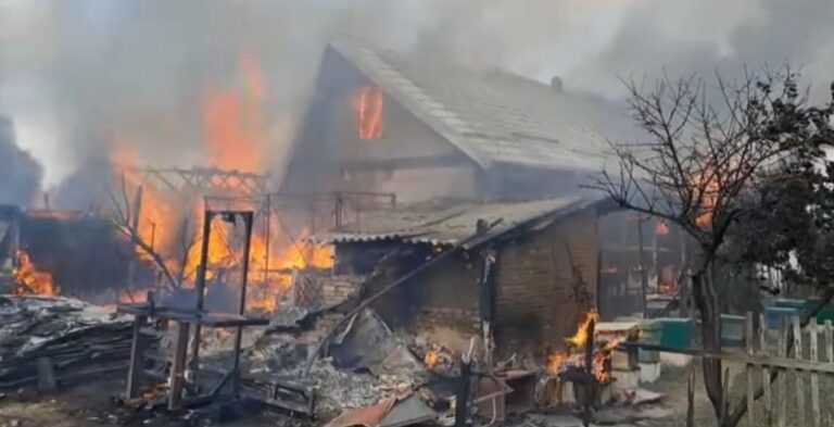 Casă cuprinsă de flăcări la Valea Mare