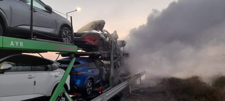 Un tir a luat foc pe Drumul Expres Craiova-Pitești