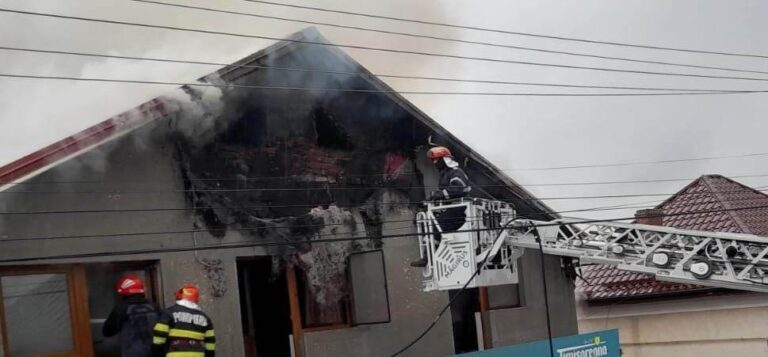 O casă a luat foc în comuna Pleșoiu