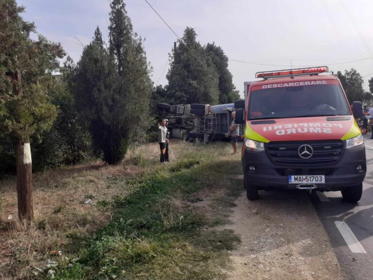 Accident in comuna Pleșoiu. Un autocamion și două autoturisme implicate